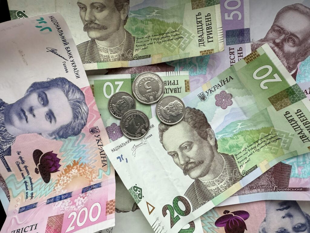 Історичне піке гривні: євро по 50, долар сягнув 43 грн