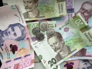 Історичне піке гривні: євро по 50, долар сягнув 43 грн