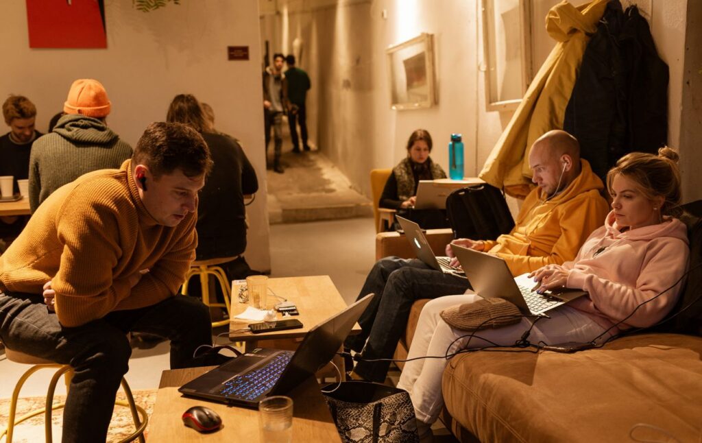 Енергокриза в Україні: відключення світла до 16 годин