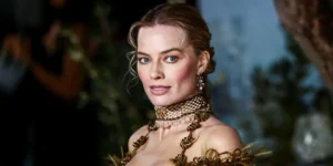 Марго Роббі у сукні з волосся на прем’єрі в Лондоні