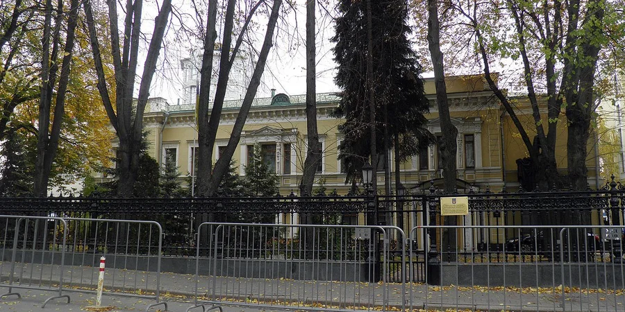 Посольство України в РФ оштрафували за світло у порожній будівлі