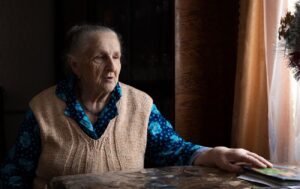 Пенсії для переселенців повертають: як отримати кошти